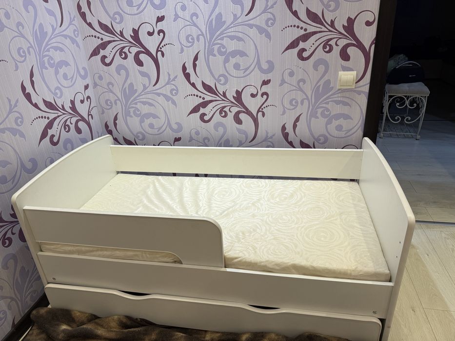 Продам дитяче ліжко з бортиком