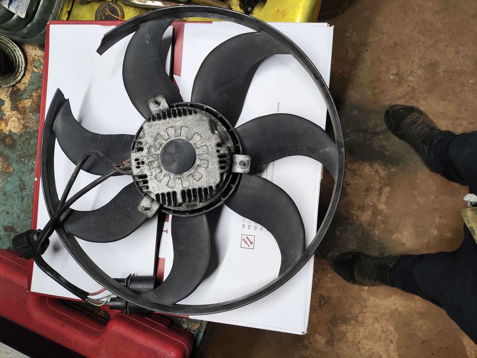 Вентилятор радиатора Skoda SuperB 2010р