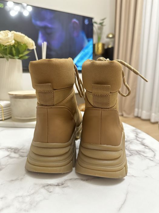 Nowe karmelowe buty trapery 38