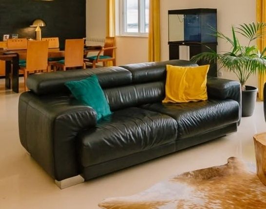 Dois sofás de pele preto