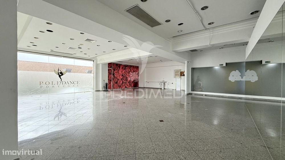 Loja ampla no centro de Almada com excelente visibilidade