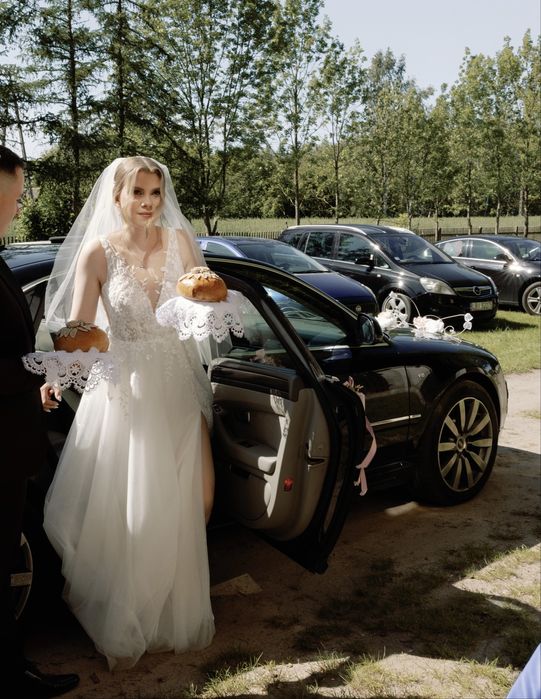 Suknia ślubna z rozcięciem