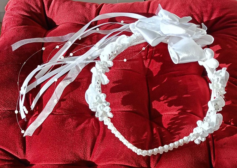Wianek komunijny biały ze szpicem