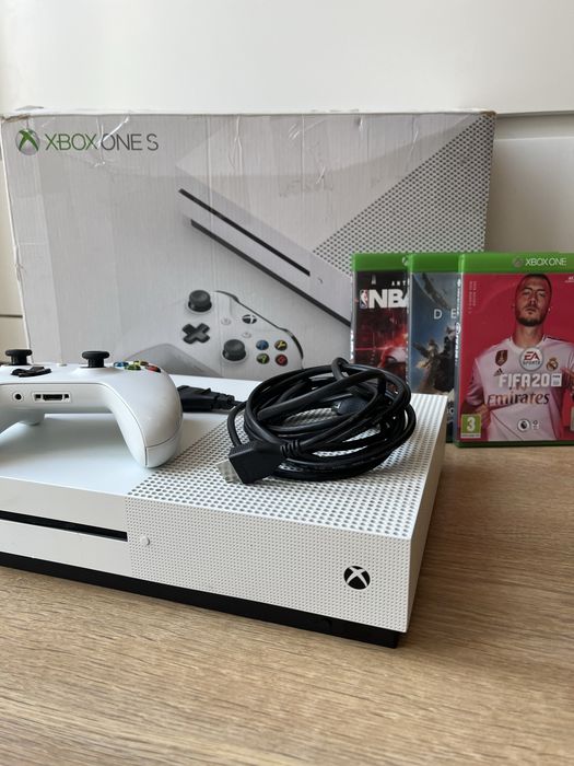Xbox One S 1TB  w bardzo dobrym stanie