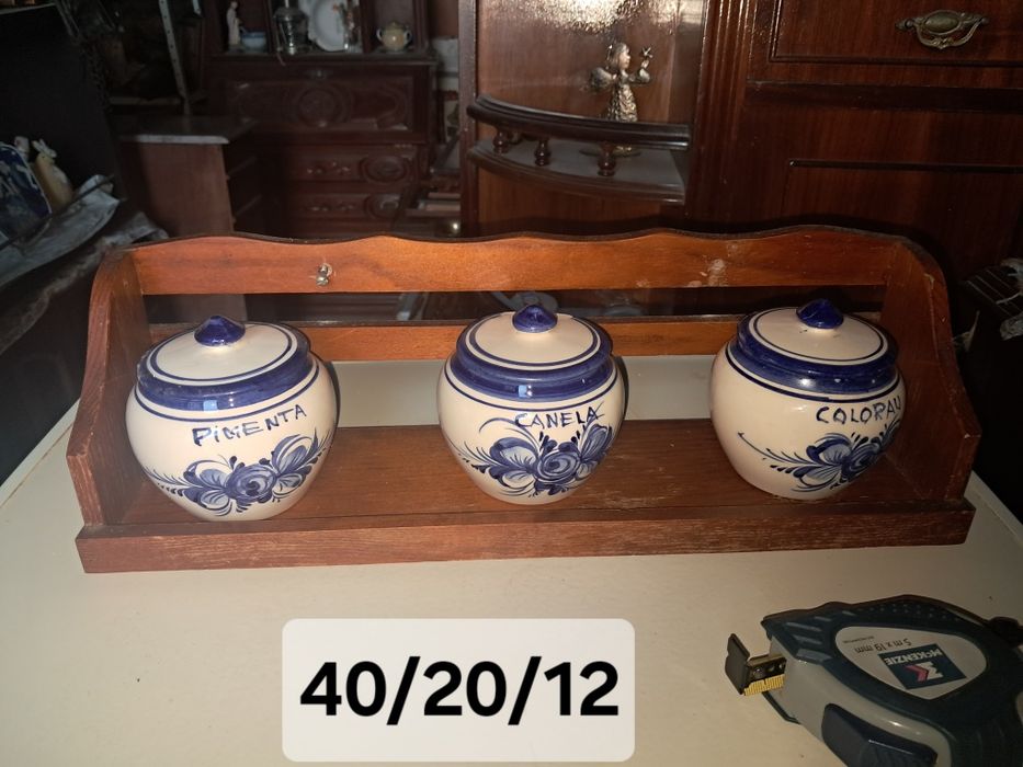 Prateleira de parede com tres potes