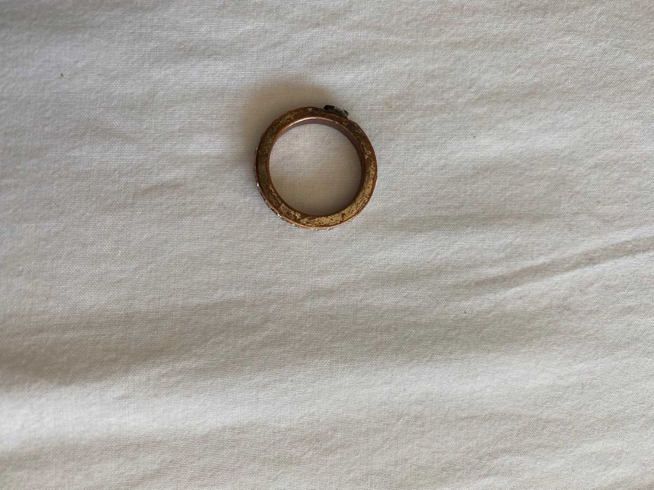 anel dourado com brilhantes