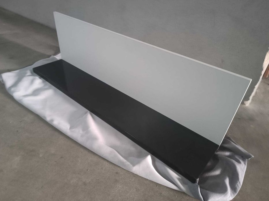 Móvel de sala com diferentes elementos em branco e preto