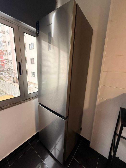 Frigorífico Hisense RB440N4ACD NoFrost Inox - Como Novo (1 ano de uso)