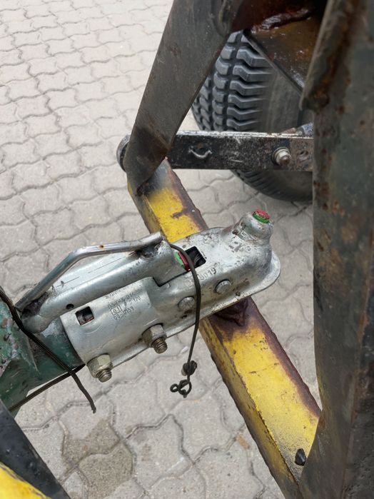 Piaskarka do trawnika, boisk i pól golfowych Cushman TD1500 Top Dresser