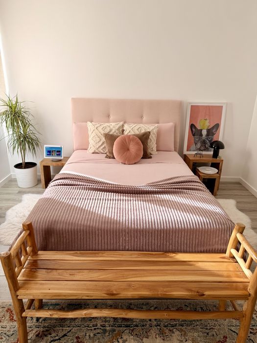 Cama de Casal Elegante com Cabeceira Estofada