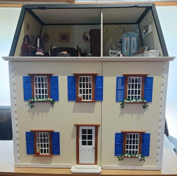Casa de Bonecas Vitoriana Clássica – Miniatura em Excelente Estado