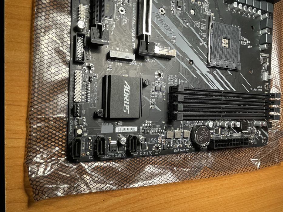 Материнська плата Gigabait Aorus Elit B550 під відновлення.