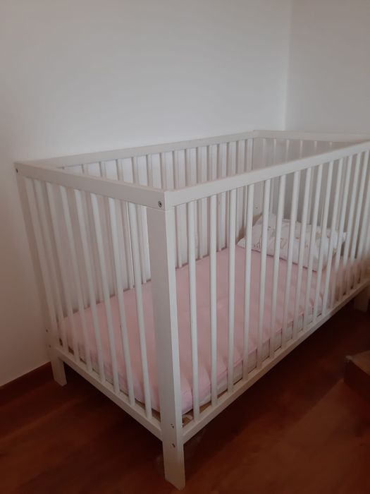 Cama de grades IKEA, estrado e colchão, 2 alturas