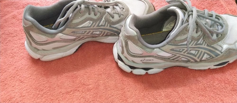 Кроссовки ASICS .