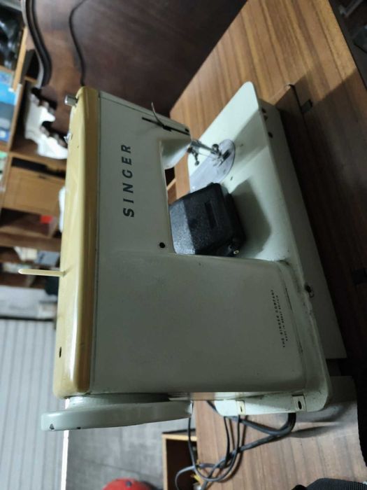 Máquina de Costura Singer com móvel e pedal – a funcionar