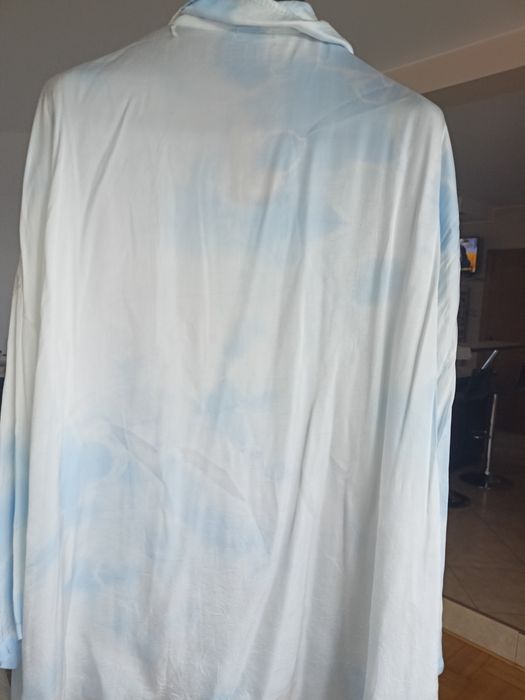 Sprzedam włoską, białą w błękitne obłoczki koszulę