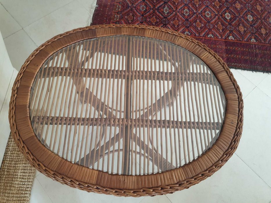 mesa de verga com tampo em vidro.