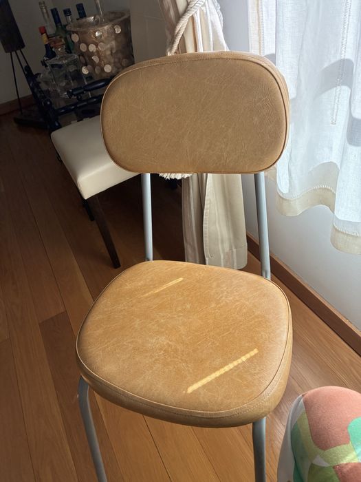 Cadeira de Napa creme pés metal