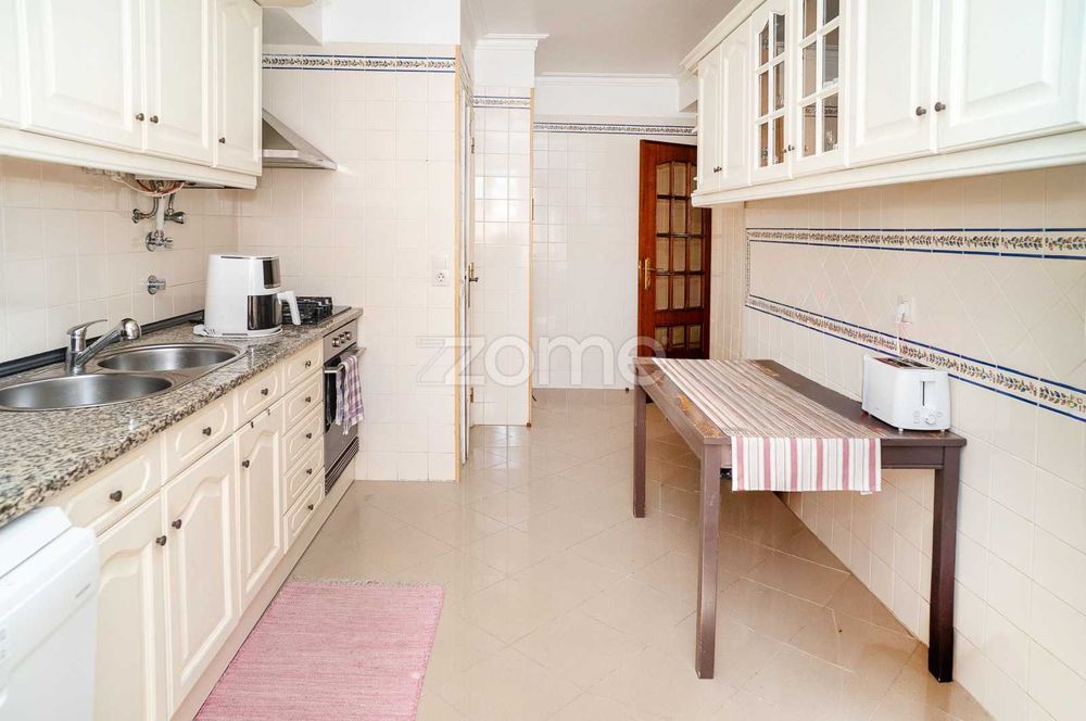 Apartamento T3 com parqueamento e arrecadação