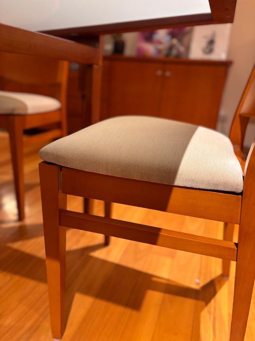Conjunto mesa, cadeiras e aparador