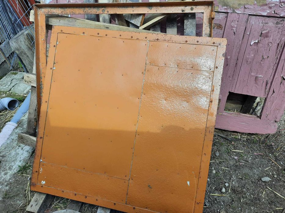 Właz do piwnicy  wraz z ramą