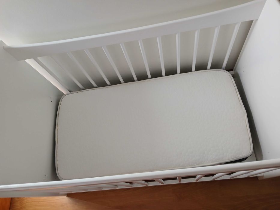 Cama bebé , madeira lacada branco