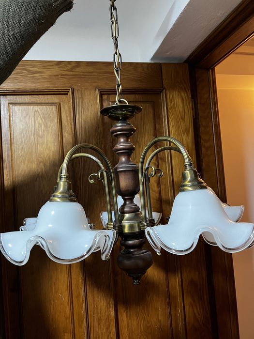 1 Candeeiro de teto e 2 candeeiros de mesa de cabeceira