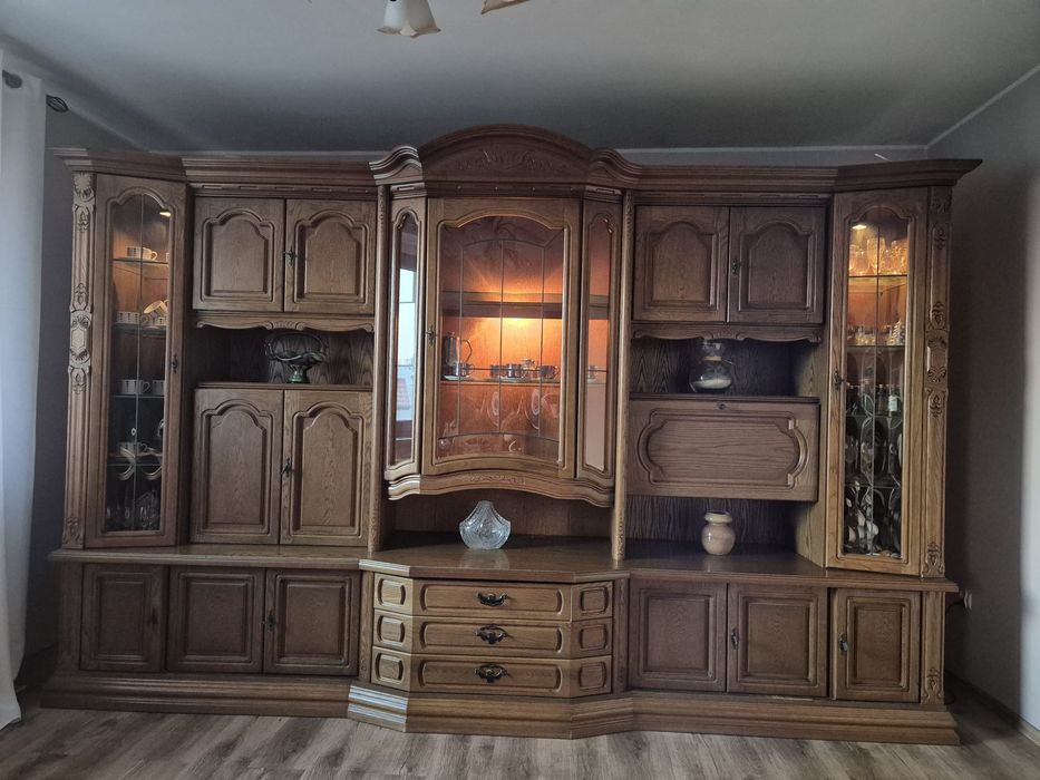 Solidna Meblościanka dębowa – Salonowy klasyk