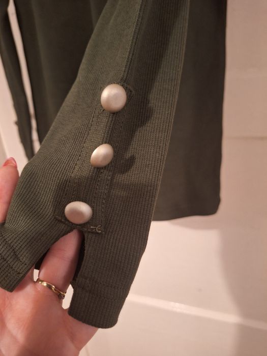 Świetny półgolfik. Kolor khaki zieleń. Serce.