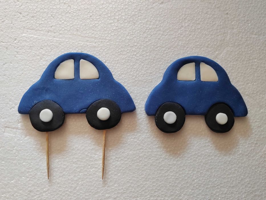 Auta na tort z masy cukrowej