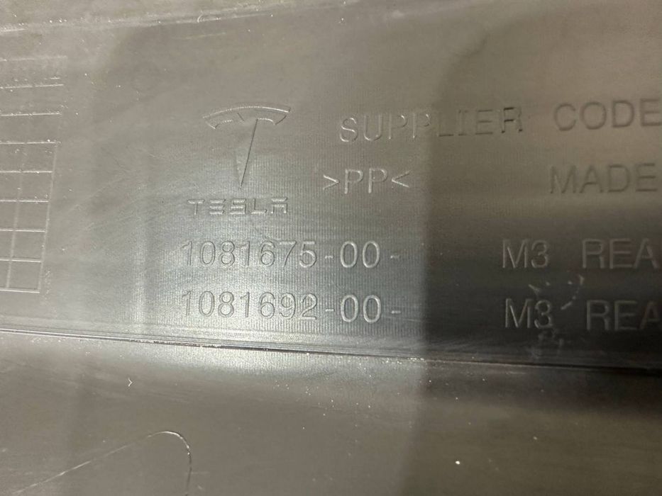 Подкапотная панель Жабо Tesla Model E ( 2017 -2022 г. ) 1081675-00