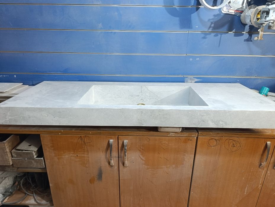 Умивальник з керамограніту..