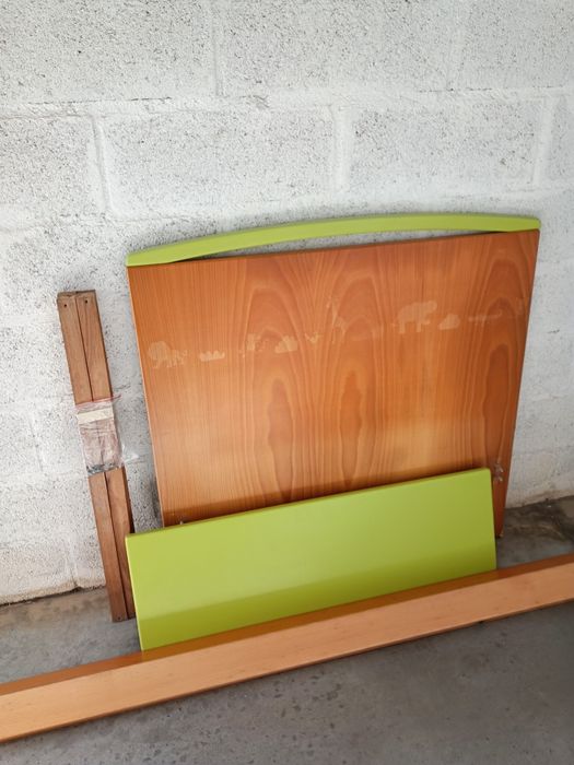 Cama de solteiro com estrado e colchão, medidas: 103/103/190cm.
Exempl