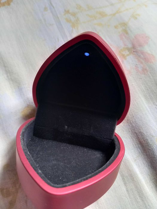 Relógio com caixa coração vermelha - em funcionamento.