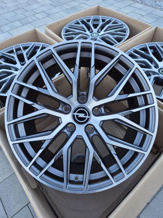 #RS4 Alufelgi PFP R18 5x120 Opel Insignia Czujniki ciśnienia TPMS Śruby