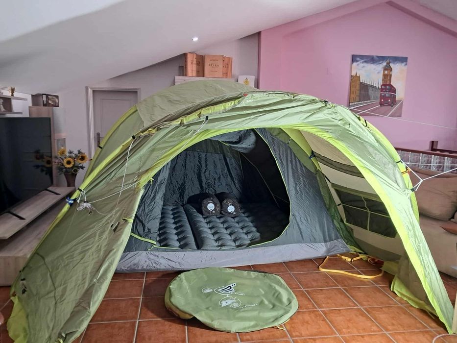 Tenda campismo  com dois colchões e dois sacos para dormir