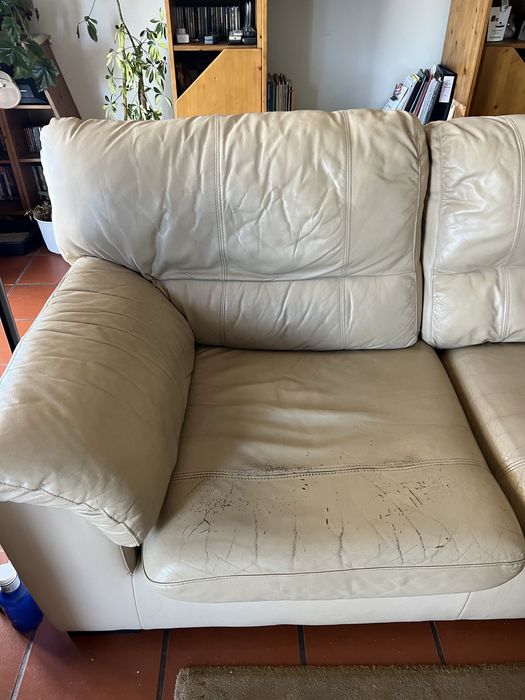 Sofa em imitação pele beje