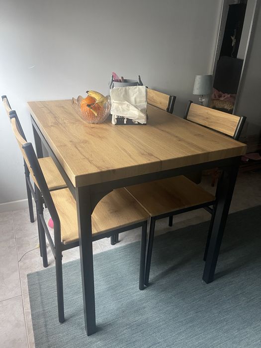 Mesa com quatro cadeiras