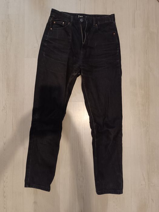 Czarne jeansy mom