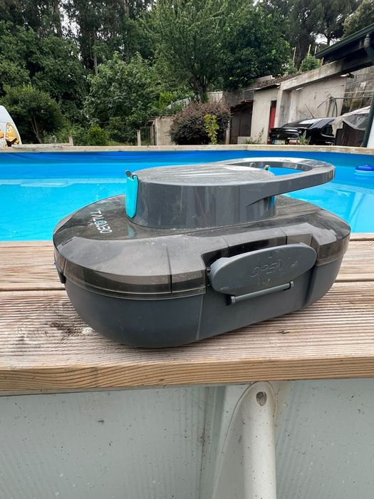 robot limpa-fundos sem fios concebido para a limpeza automática de piscinas.