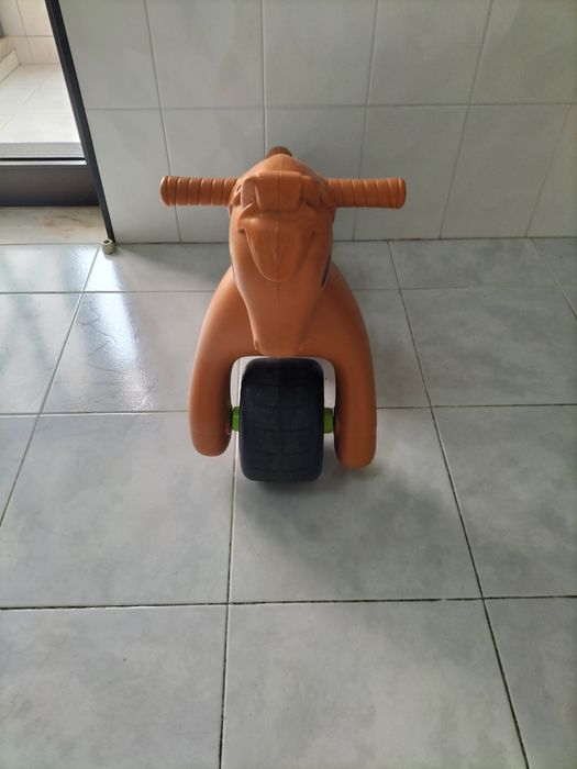 Cavalinho com rodas criança marca FEBER