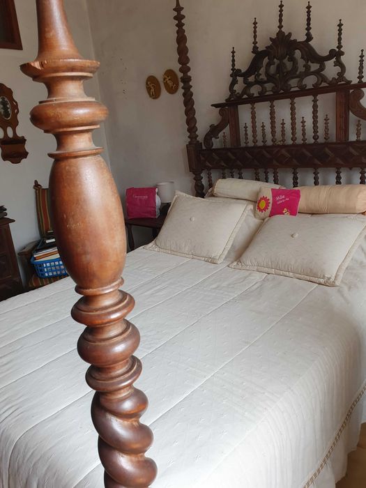 Cama, duas Mesas de Cabeceira e Cómoda estilo Torcidos e Tremidos