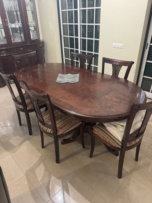 Sala de Jantar Completa em Nogueira Maciça – Mesa + 8 Cadeiras + Cristaleira