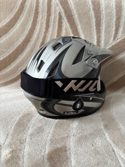 Продам Мото шлем ендуро в хорошому стані  + окуляри