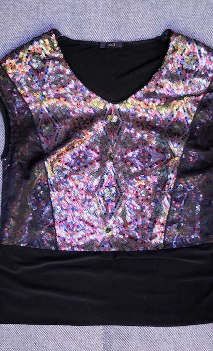 Top sylwestrowy z kolorowymi cekinami