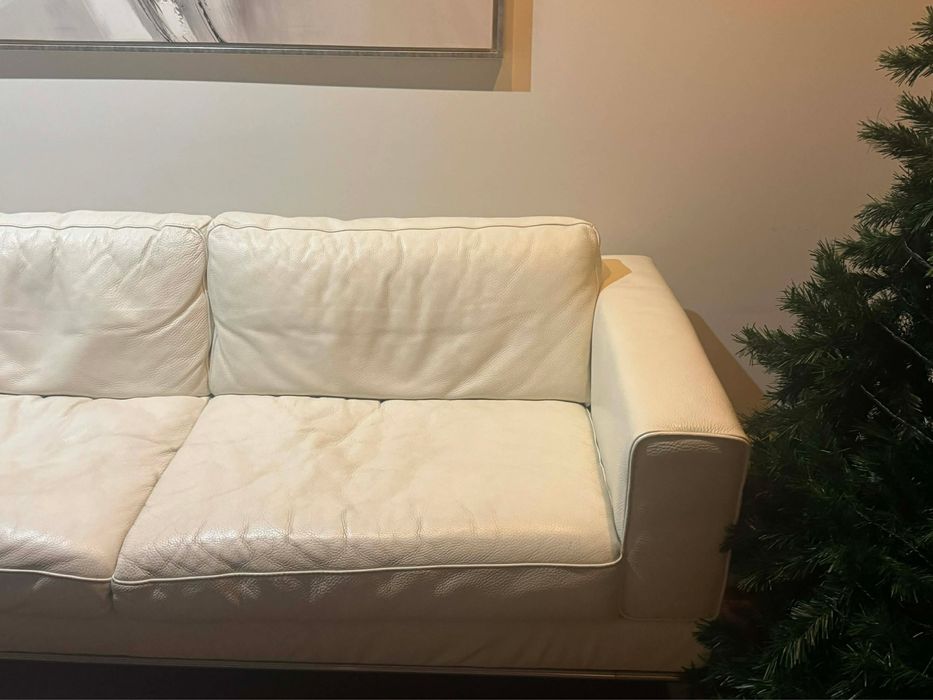 Sofa em pele branca