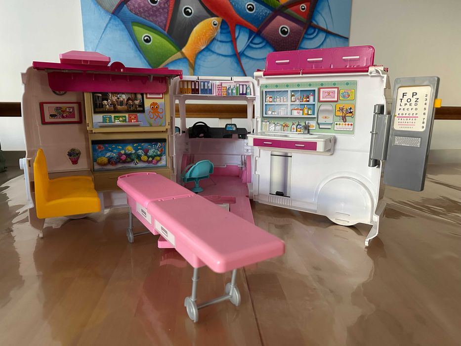 Barbie ambulância