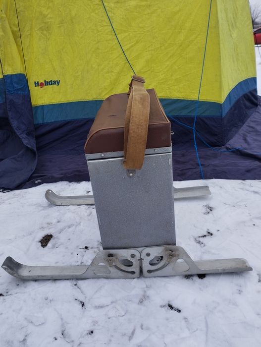 Ящик рыболовный с лыжами.