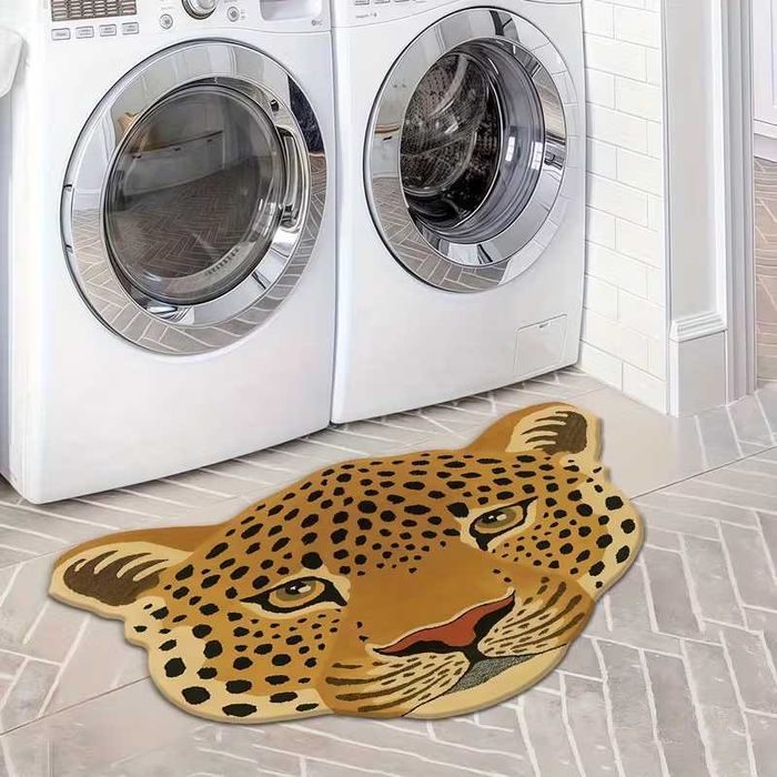 Całkowicie nowy dywan z motywem