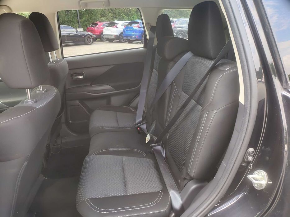 Mitsubishi Outlander      2019